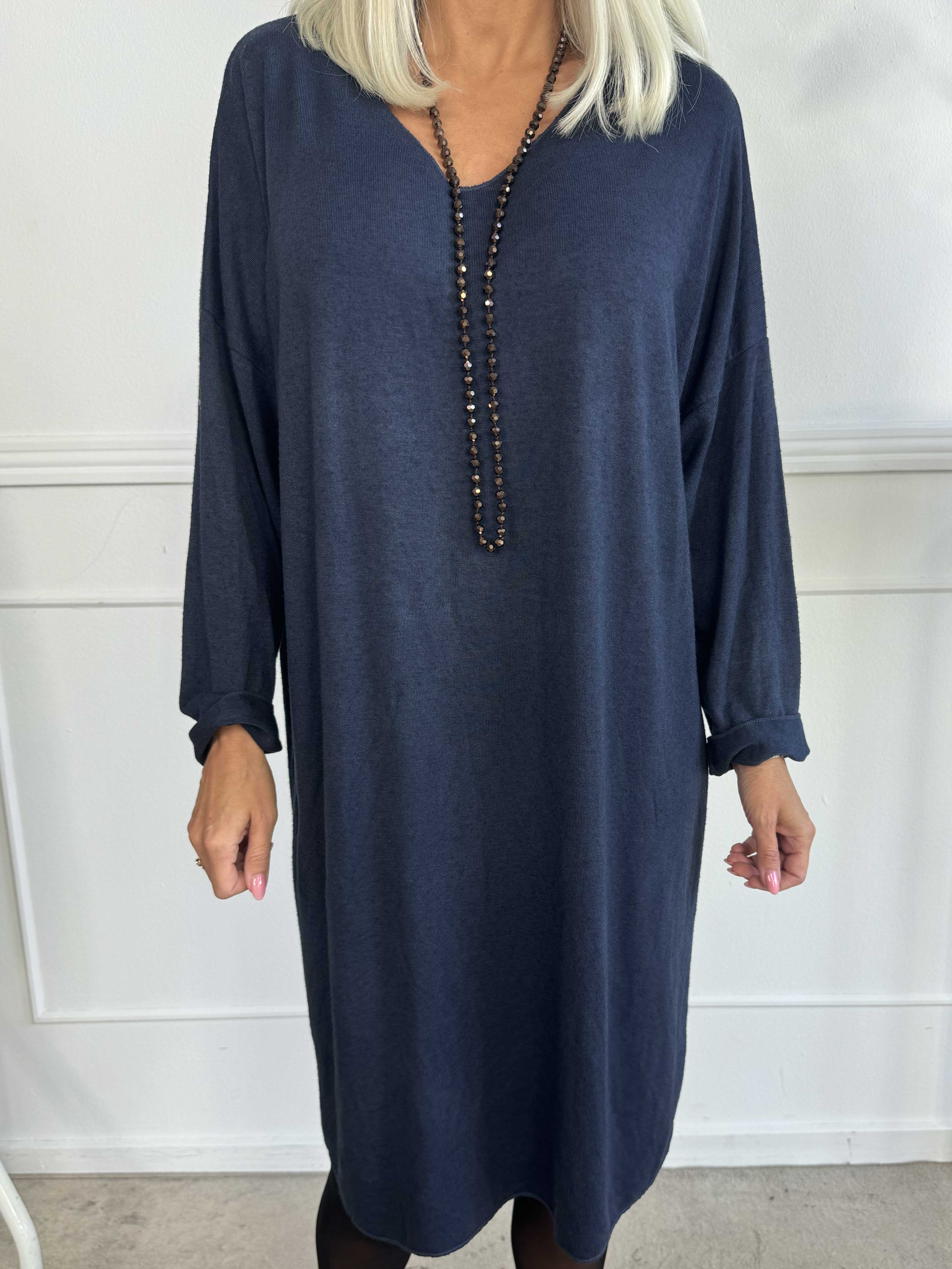 Djamila Long - Klänning i megamjuk viskos med v-ringning